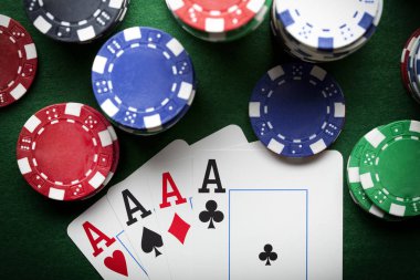 İskambil kartları ve yeşil masada poker fişleri