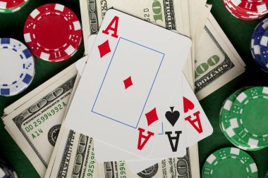 Kartları, poker fişleri ve dices yeşil masada oynarken