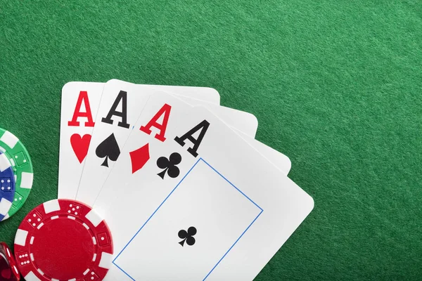 Гральні карти, покерні фішки на зеленому столі — стокове фото