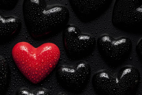 Un coeur rouge sur fond noir — Photo