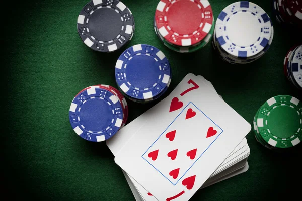 Відтворення карт і покерних фішок на зеленому столі — стокове фото