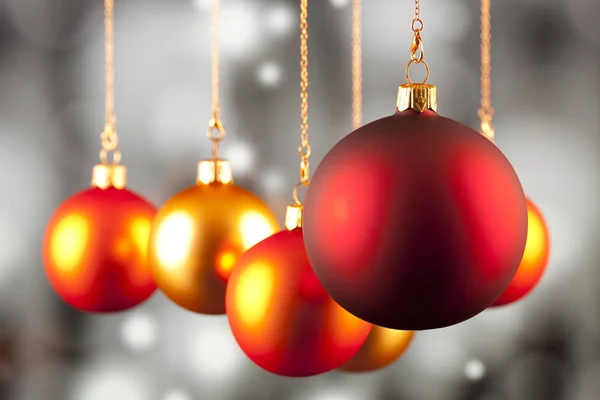 Kerstversiering - kerstballen op zwarte en witte achtergrond — Stockfoto
