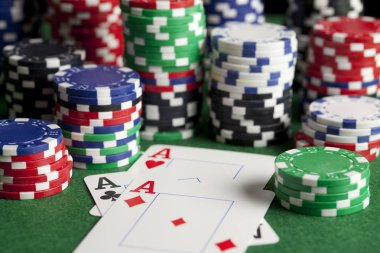 İskambil kartları ve yeşil masada poker fişleri