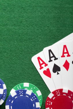 İskambil, yeşil masada poker fişleri