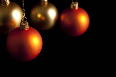 Noel baubles siyah arka plan üzerine