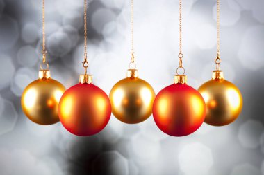 Noel dekorasyon - baubles siyah ve beyaz arka plan üzerinde