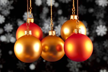 Siyah zemin üzerine kırmızı ve altın baubles