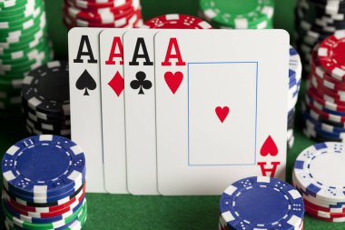 oyun kartları ve poker çipleri