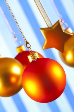 Noel baubles ve yıldız desenli arka plan üzerinde