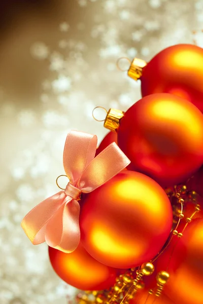 Boże Narodzenie dekoracje na złotym tle — Zdjęcie stockowe