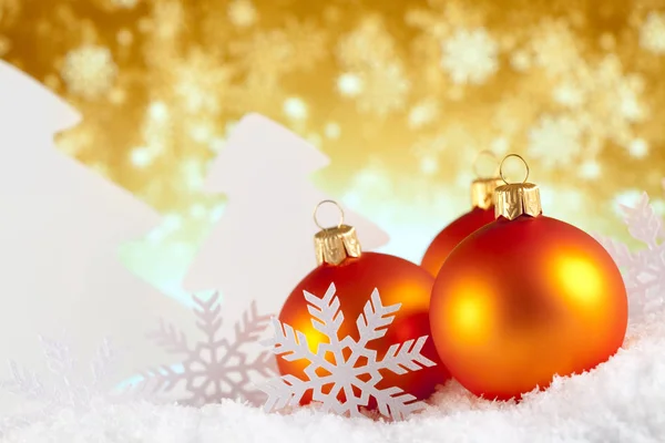 Julgranskulor, träd och snöflingor — Stockfoto
