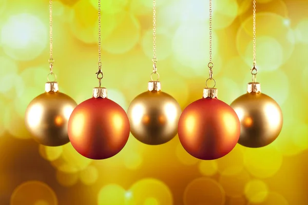 Quattro palline di Natale su sfondo giallo — Foto Stock