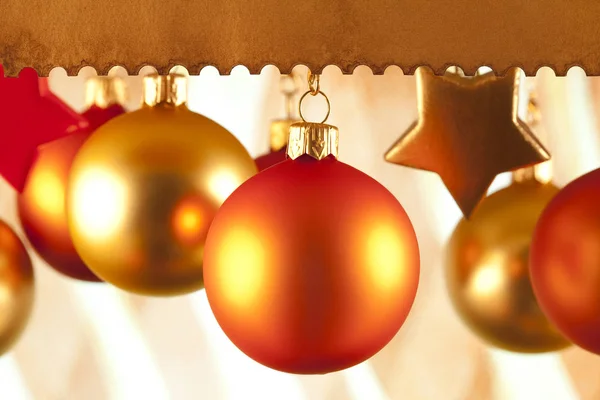 Kerstballen- en sterren op abstracte achtergrond — Stockfoto