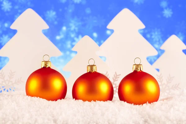 クリスマスつまらないものと青色の背景の木 — ストック写真