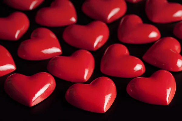 Красные сердца на черном фоне — стоковое фото