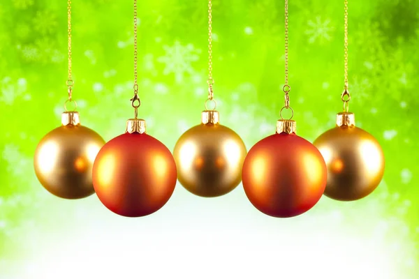Bola de Navidad sobre fondo verde — Foto de Stock