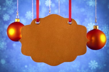 Kağıt etiket ve Noel baubles mavi zemin üzerine