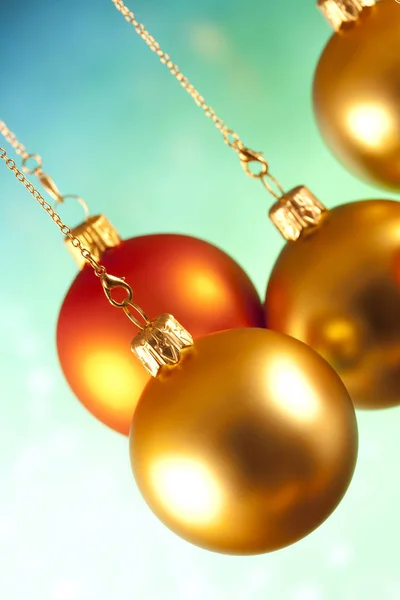 Noel baubles arka plan üzerinde — Stok fotoğraf