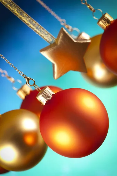 Christbaumkugeln und Sterne auf blauem und grünem Hintergrund — Stockfoto