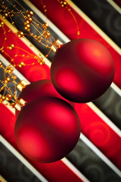 Boules de Noël rouges sur fond de motif — Photo