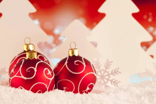 Kırmızı Noel baubles ve kar ağaçta — Stok fotoğraf
