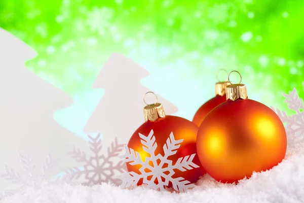 圣诞挂件和绿色背景上的树 — 图库照片