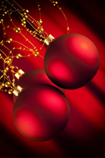 Boules de Noël sur fond rouge — Photo