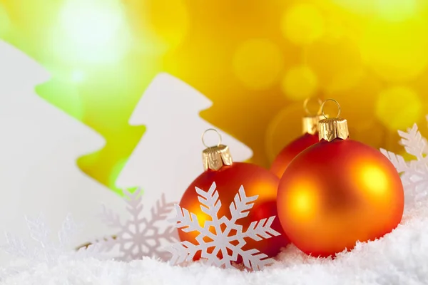 크리스마스 장식품-싸구려, 나무와 눈송이 — 스톡 사진
