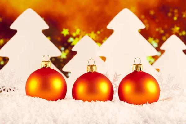 Trzy świąteczne bombki i drzew na śniegu — Zdjęcie stockowe