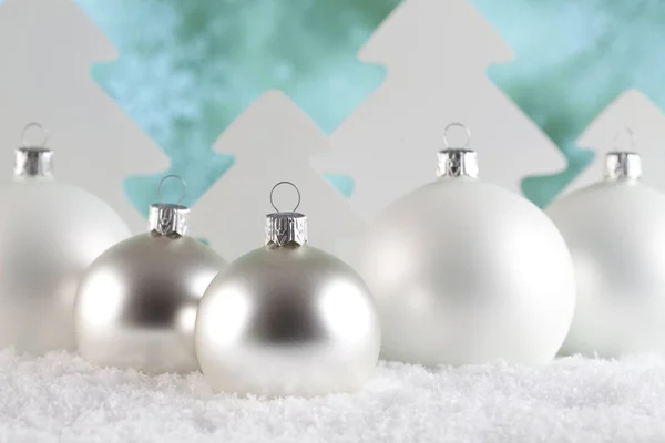 Різдвяні вафлі та дерева на снігу та абстрактний фон — стокове фото