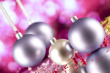 Noel baubles pembe arka plan üzerinde