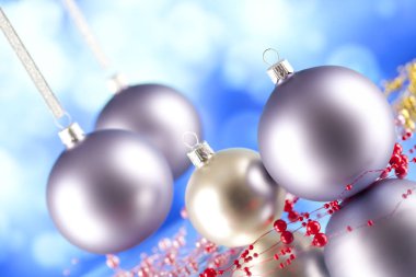 Mavi arka plan üzerinde Noel topları