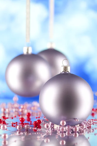 Ornamenti natalizi su sfondo astratto — Foto Stock