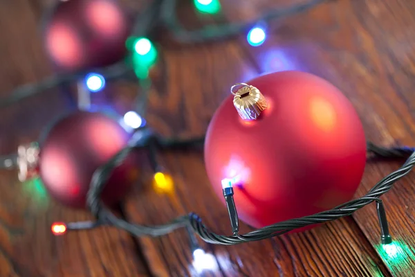 Julgranskulor på träbord — Stockfoto