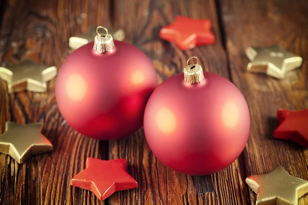 크리스마스 공 및 나무 테이블에 별 — 스톡 사진