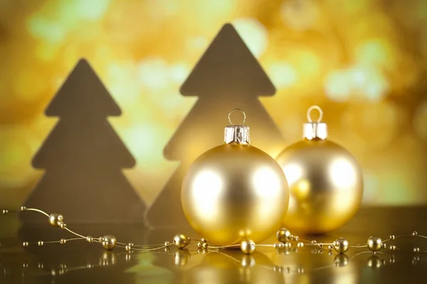 Due palline di Natale e alberi su sfondo bokeh — Foto Stock