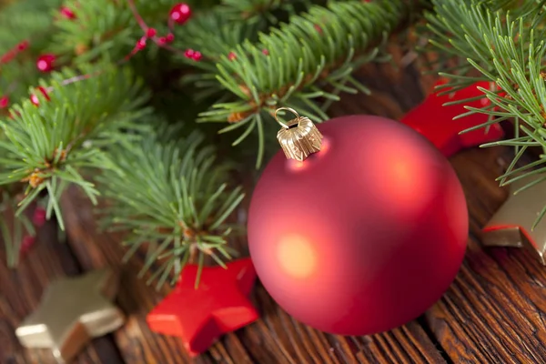 Christmas ball och Gran gren på trä bakgrund Stockbild