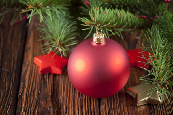나무 테이블에 레드 크리스마스 공 — 스톡 사진
