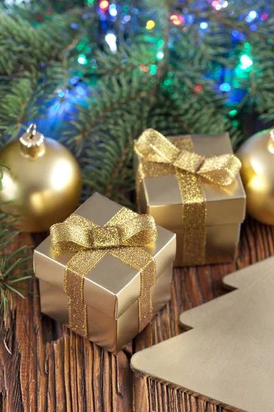 Noel baubles, hediye kutuları ve ahşap backgr çam dalı — Stok fotoğraf
