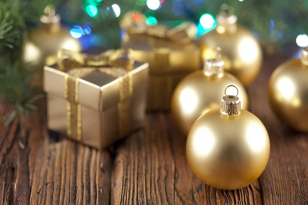 Bugigangas de Natal dourado e caixas de presente — Fotografia de Stock