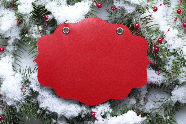 Vánoční pozadí - červená karta na smrkové větvi — Stock fotografie