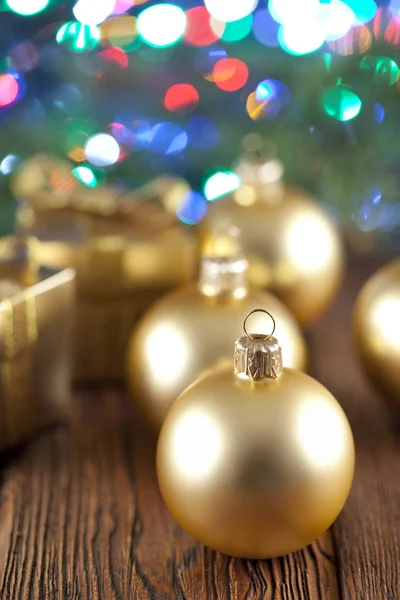 Julgranskulor på trä bakgrund — Stockfoto