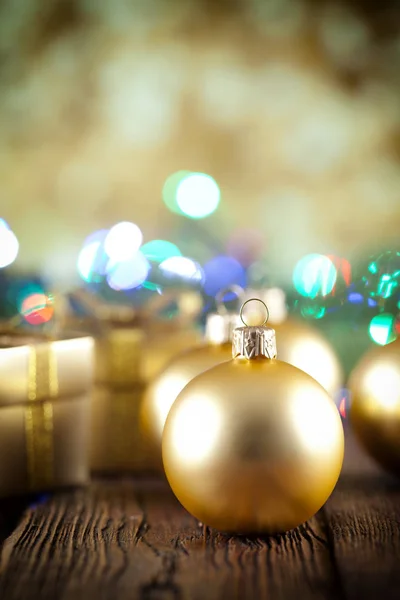 Kerstballen op houten tafel en abstracte achtergrond — Stockfoto