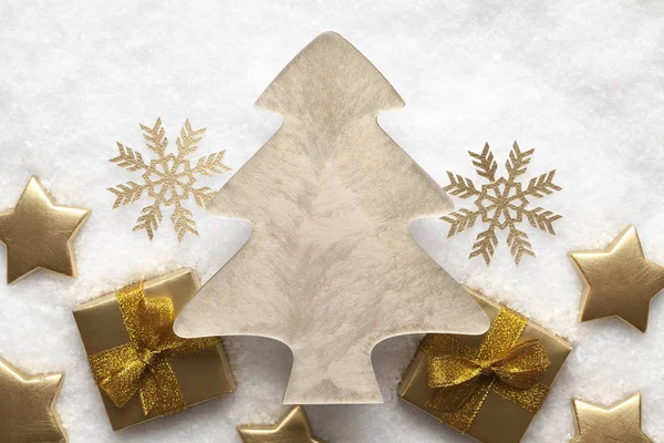 Різдвяна ялинка на фоні снігу — стокове фото