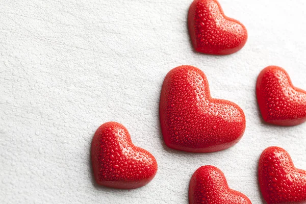 Bir kalp nemli su üstünde çizik sırt şeklinde kırmızı rakamlar — Stok fotoğraf
