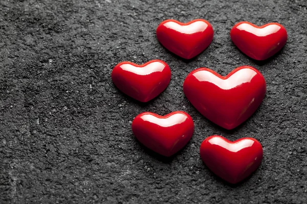 Rote Herzen auf schwarzem Hintergrund — Stockfoto