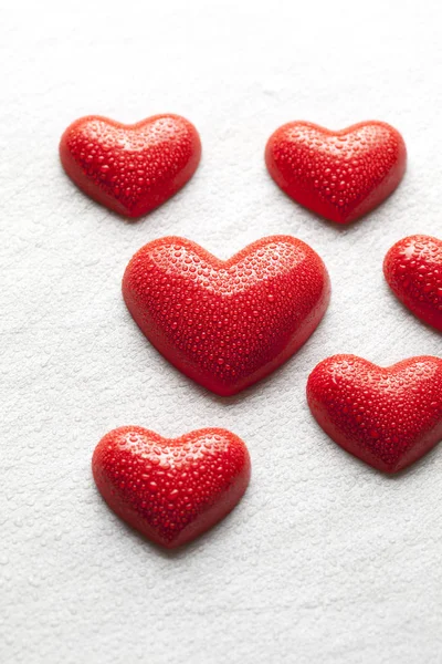 Röda siffror i form av ett hjärta på en repad bakgrund — Stockfoto