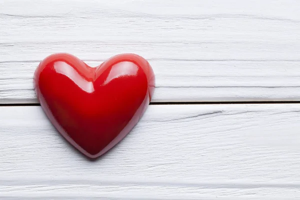 Corazón rojo sobre tablones de madera blanca —  Fotos de Stock