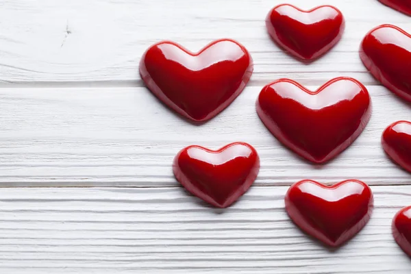 Corazones rojos sobre tablones de madera blanca —  Fotos de Stock