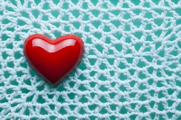 Rött hjärta på blå mönstrad bakgrund — Stockfoto